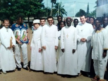 Na zdjęciu (od lewej) o. Andrzej Kobyliński, o. Zbigniew Zmorzyński, br. Wacław Frankowski, o. Roman Woźnica, o. Eugeniusz Spyrka. Biskup ordynariusz diecezji Grand Bassam Joseph Akichi